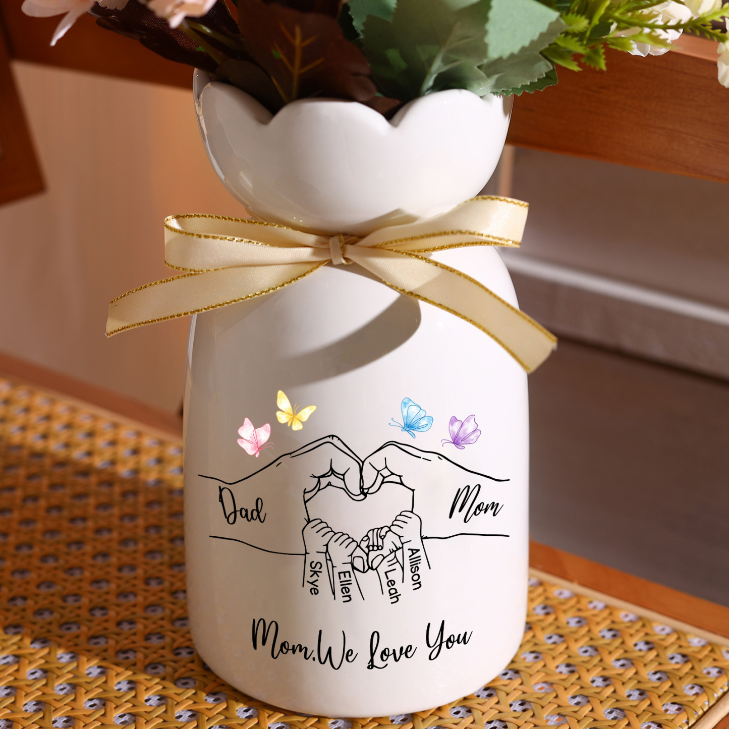 Personalized Ceramic Flower Vase with Hand-in-Hand Family Motif, Customized with 3 to 8 Names, Family Gift for Mother’s Day and Birthday for Mom and Grandma | Jessemade