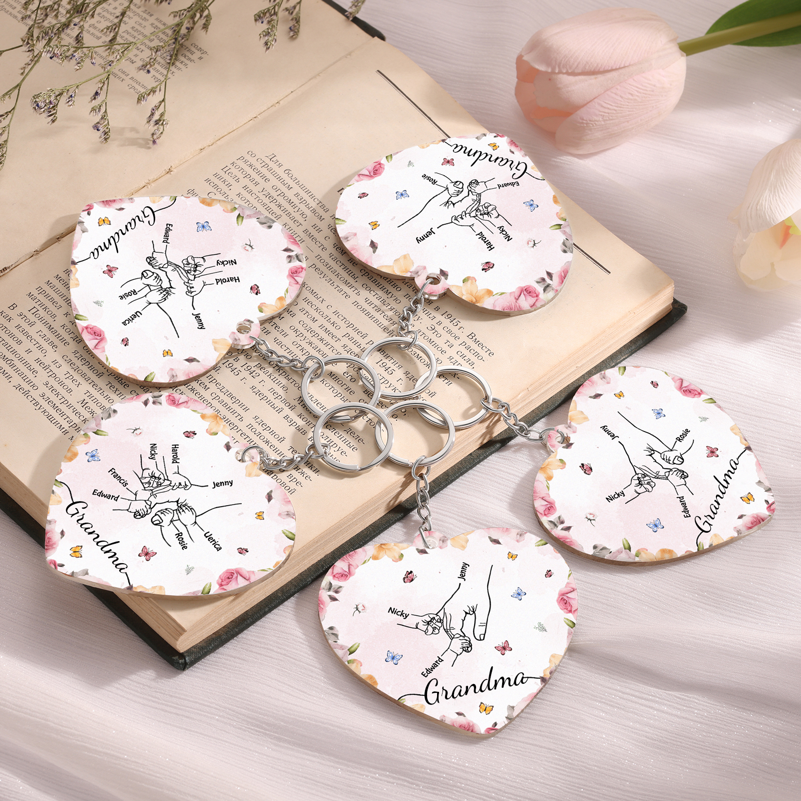 6 Names - Personalized Keychain Customized 6 Names and 1 Text Hand in Hand Keychain Gift for Grandma/Mom