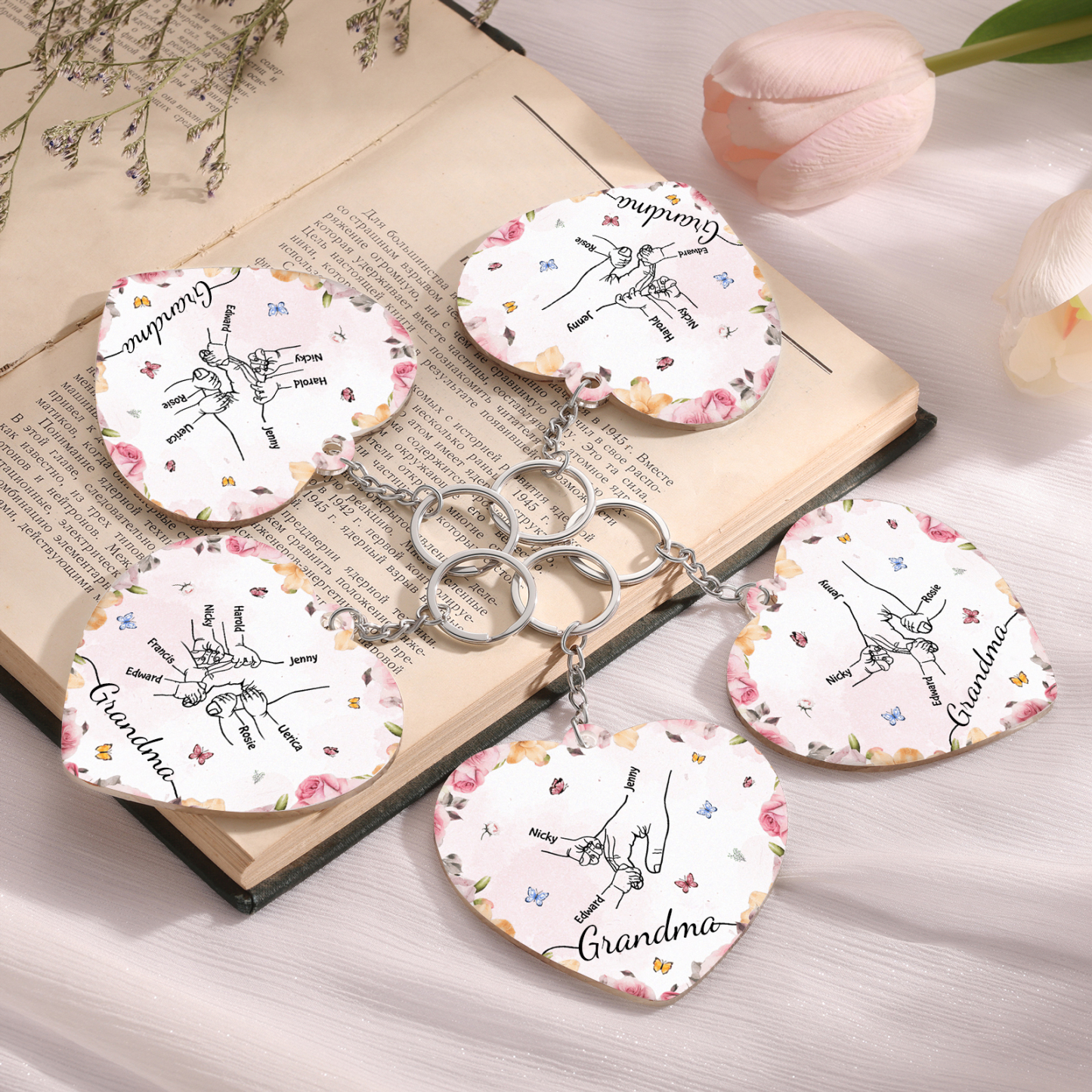 6 Names - Personalized Keychain Customized 6 Names and 1 Text Hand in Hand Keychain Gift for Grandma/Mom