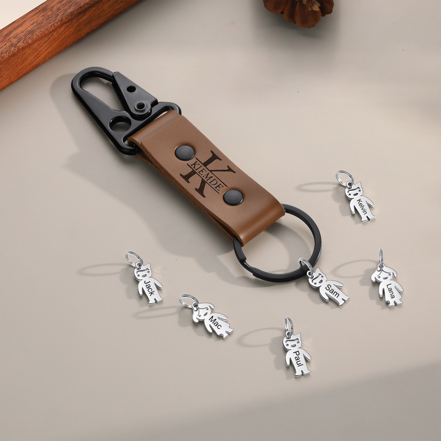 5 Names - Personalised Kids Charms Keychain Customized 5 Names & 1 Letter Leather Keychain Gift for Grandad