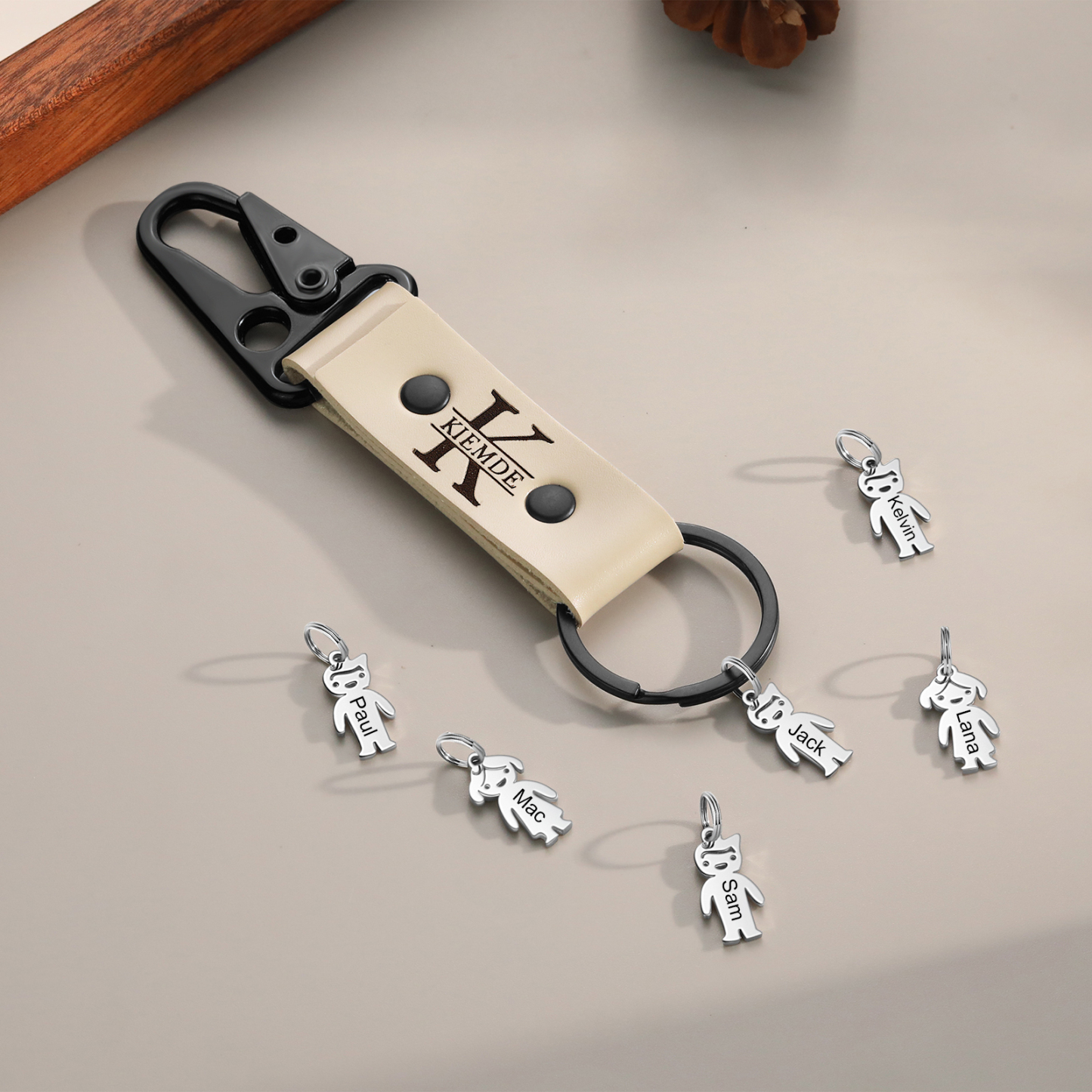 5 Names - Personalised Kids Charms Keychain Customized 5 Names & 1 Letter Leather Keychain Gift for Grandad