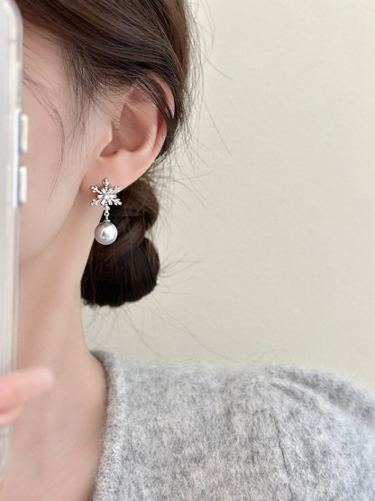 Elegant Snowflake Earrings with Pearls – Perfect Family Christmas Gift
