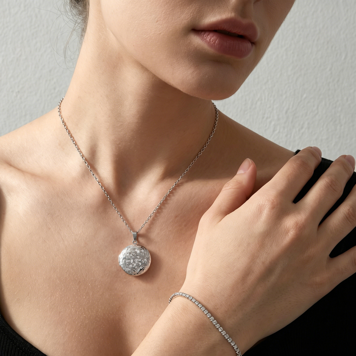Personalized Locket Necklace Custom with Photo & Text NFC for Women
